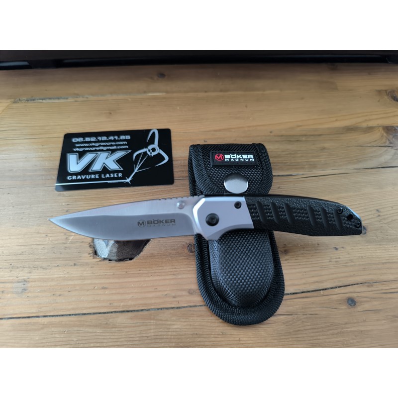 Couteau Böker Magnum - Advance Pro EDC Thumbstud - Gravure laser